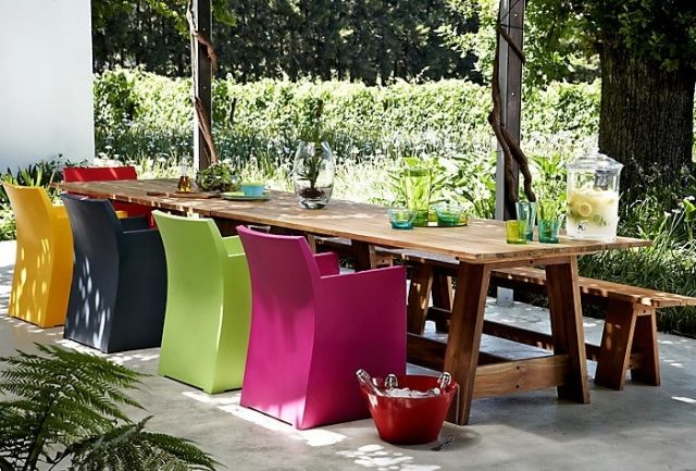 moderno-jardim-cadeiras-cores do arco-íris-madeira maciça-mesa de jantar