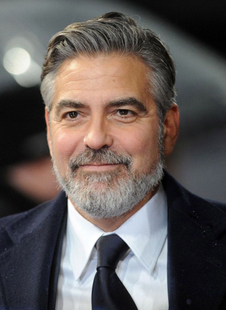 penteados curtos para homens mais velhos barba cheia embranquecendo os cabelos grisalhos george clooney