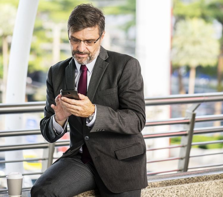 penteados de negócios masculino terno clássico com divisão lateral solta elegante terno prata antigo