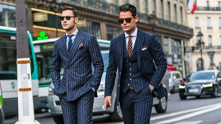 penteados de negócios para homens terno listrado gravata camisa para duas ruas