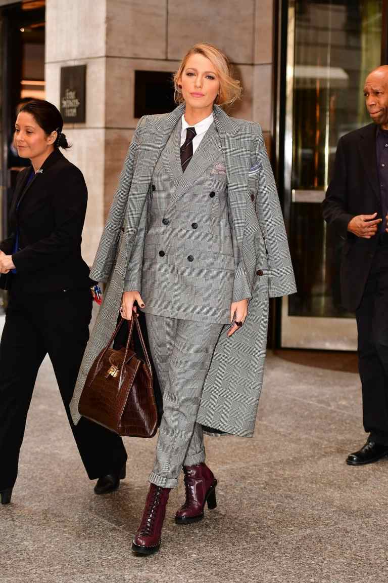 Blake Lively outfits calça terninho combinam senhoras