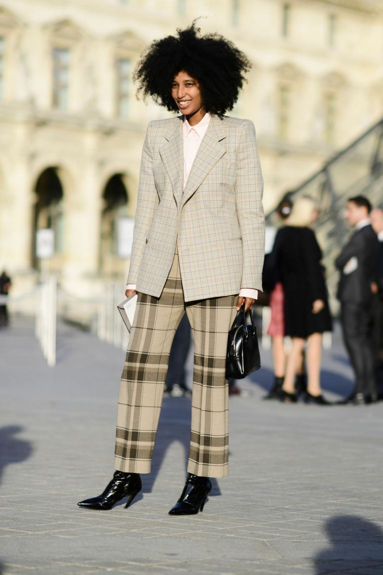 Blazers superdimensionados combinam padrões xadrez e tendências da moda de 2019