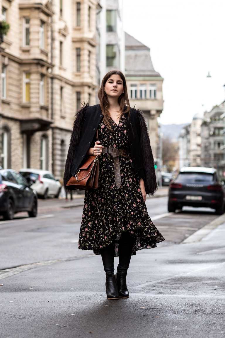 Vestido com estampas florais combinando roupa feminina de inverno