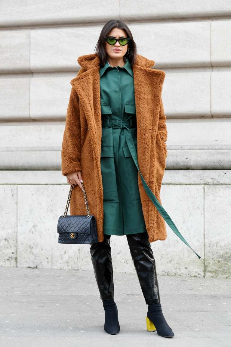 Use um casaco de pelúcia e combine calças de couro com vestido