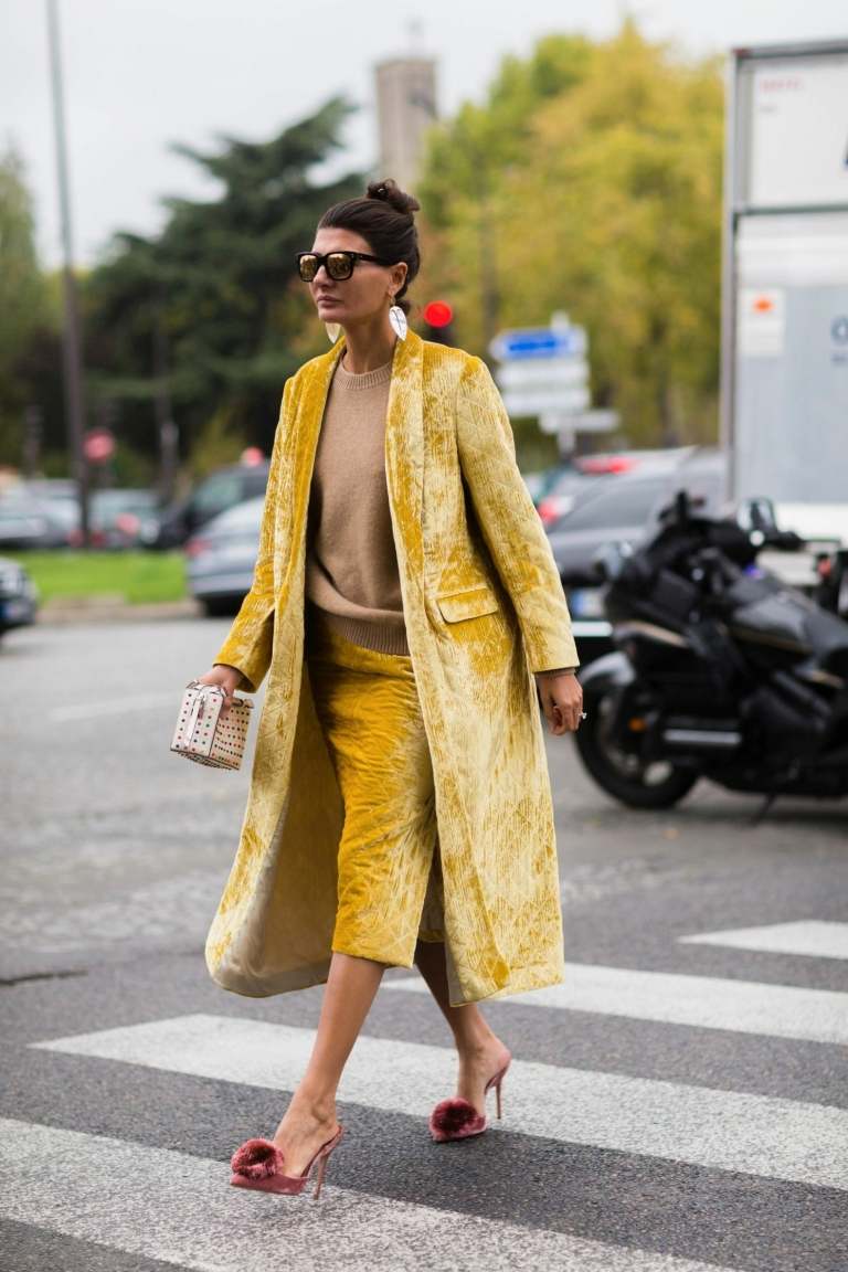 Saia de veludo combinando elegantes looks de escritório feminino