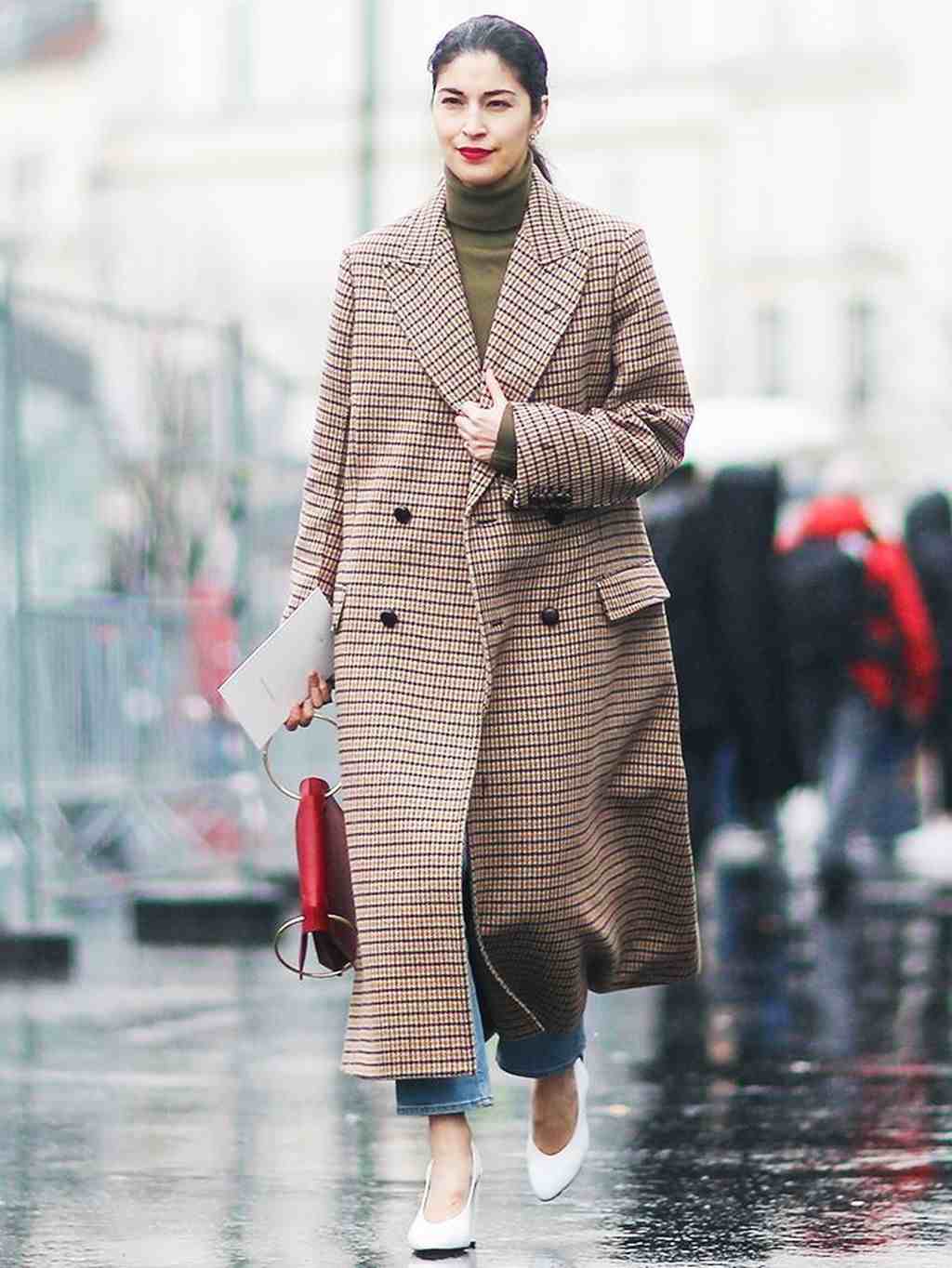 Casaco extragrande com jeans combinam looks de escritório casualmente