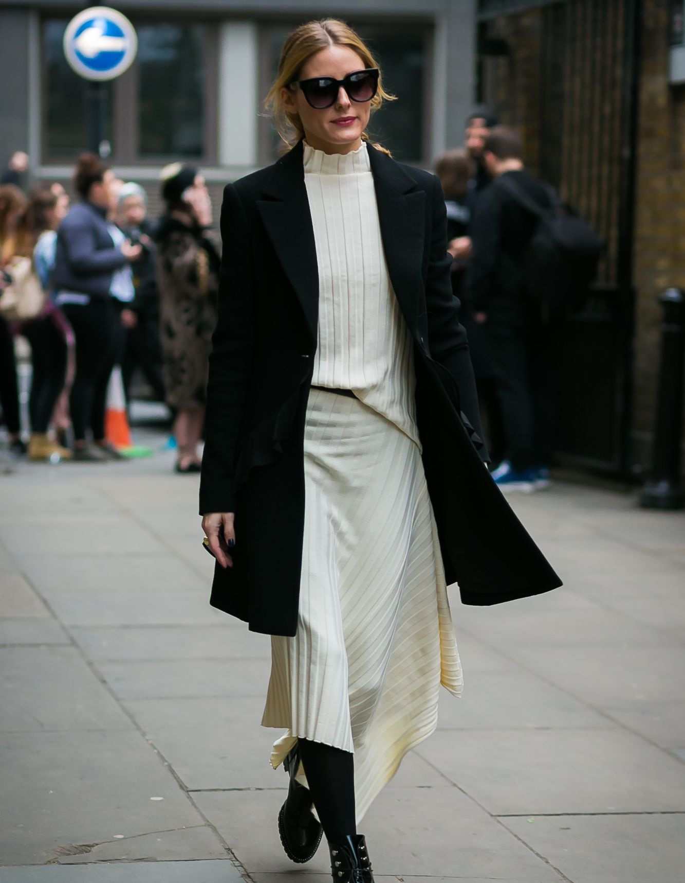 Saia plissada combinando casaco longo de lã com looks de escritório