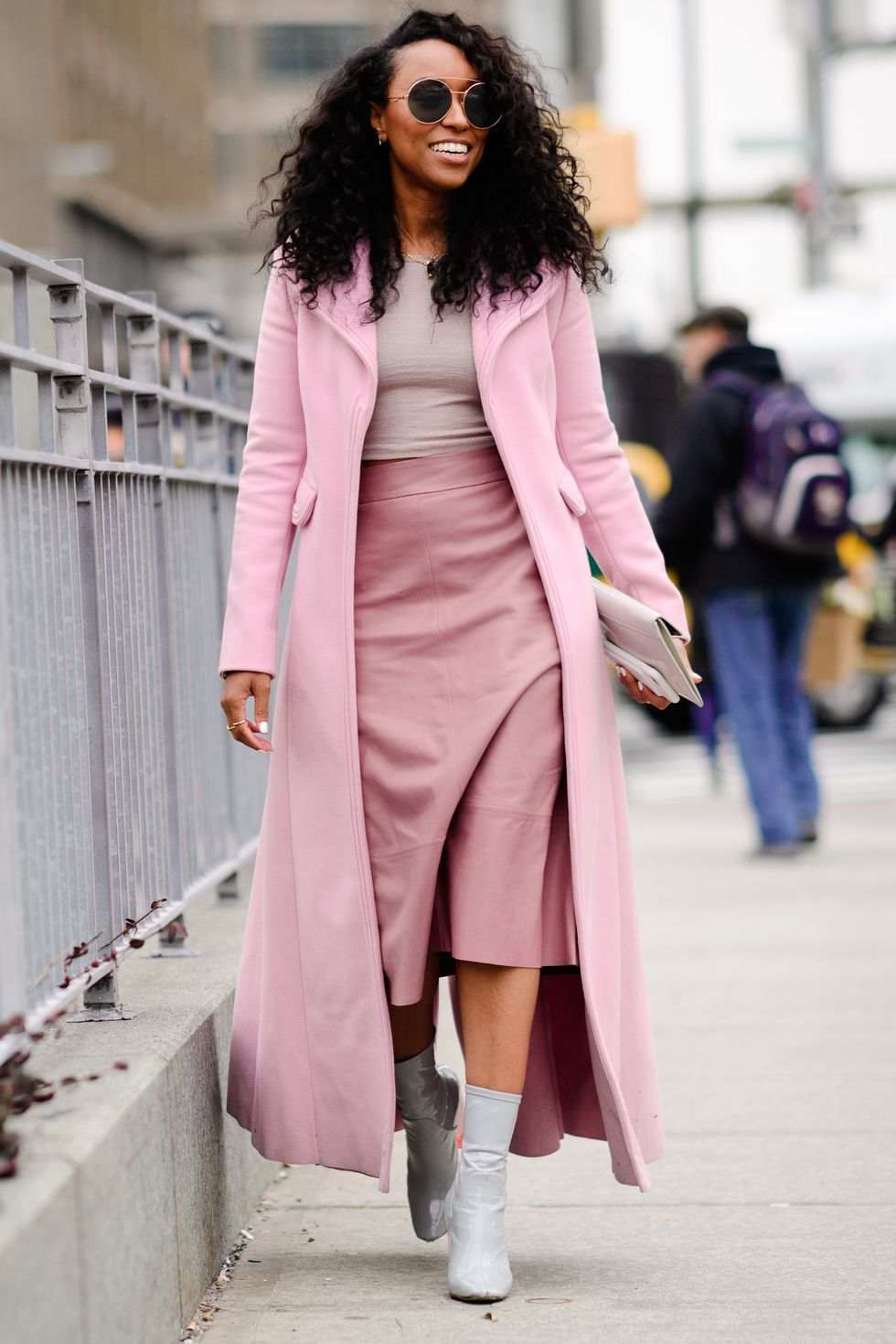 Saia de couro rosa combinando looks de escritório para senhoras
