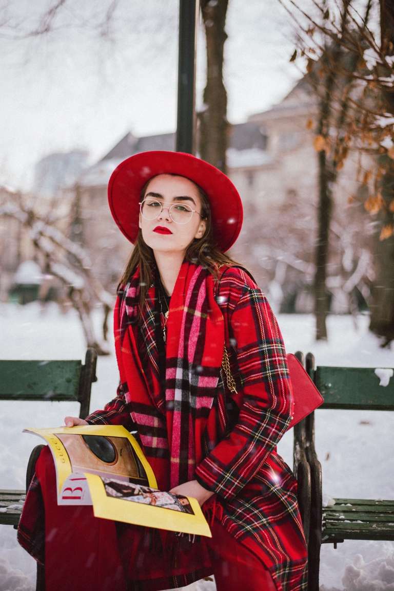 Casaco vermelho em xadrez padrão feminino chapéu de inverno