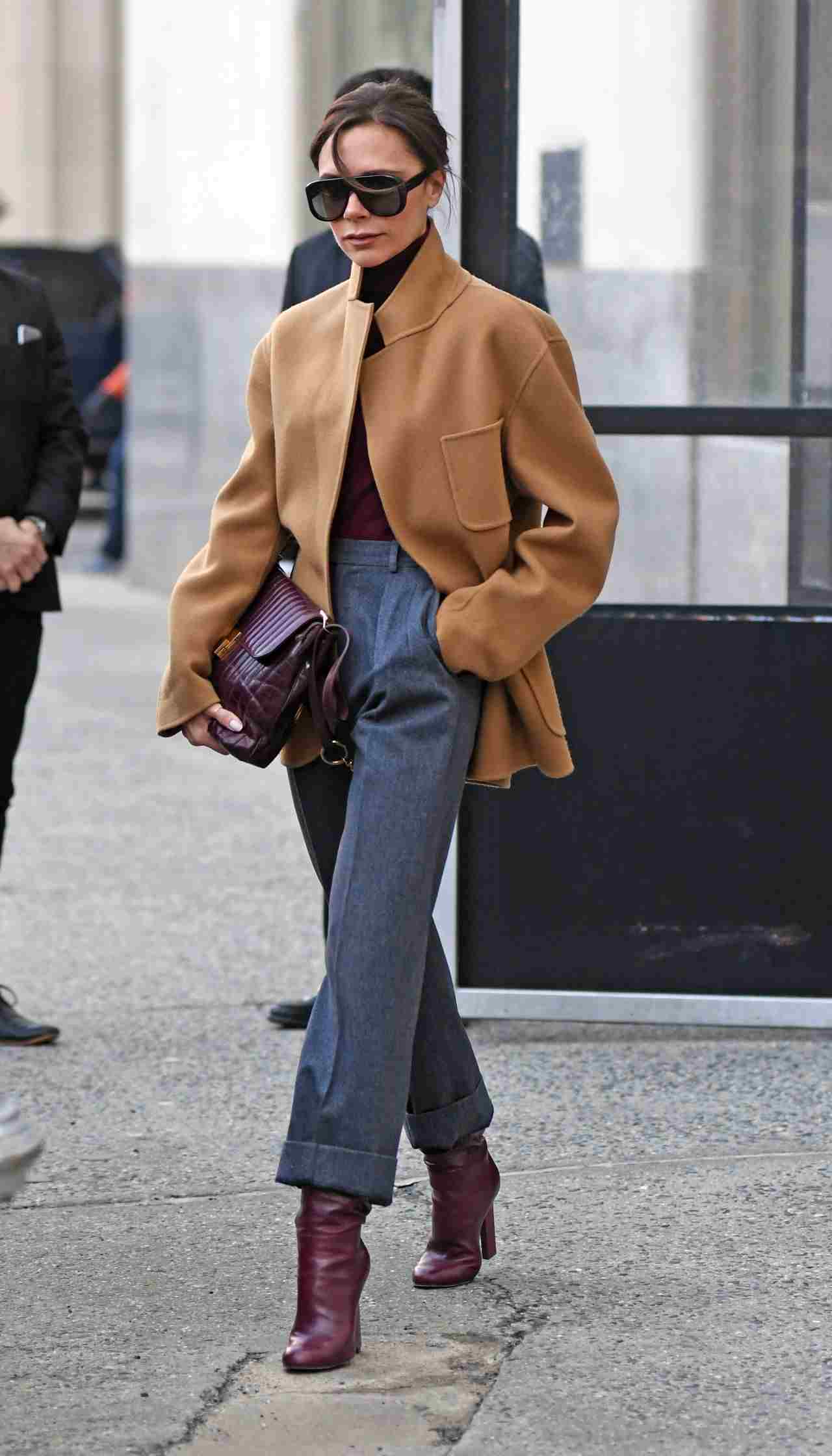 Victoria Beckham Outfits Casaco Curto de Lã Couro Botas Tornozelo Vinho Tinto