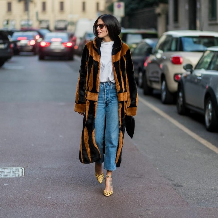 Casaco de lã comprido combina look de escritório com jeans da mamãe