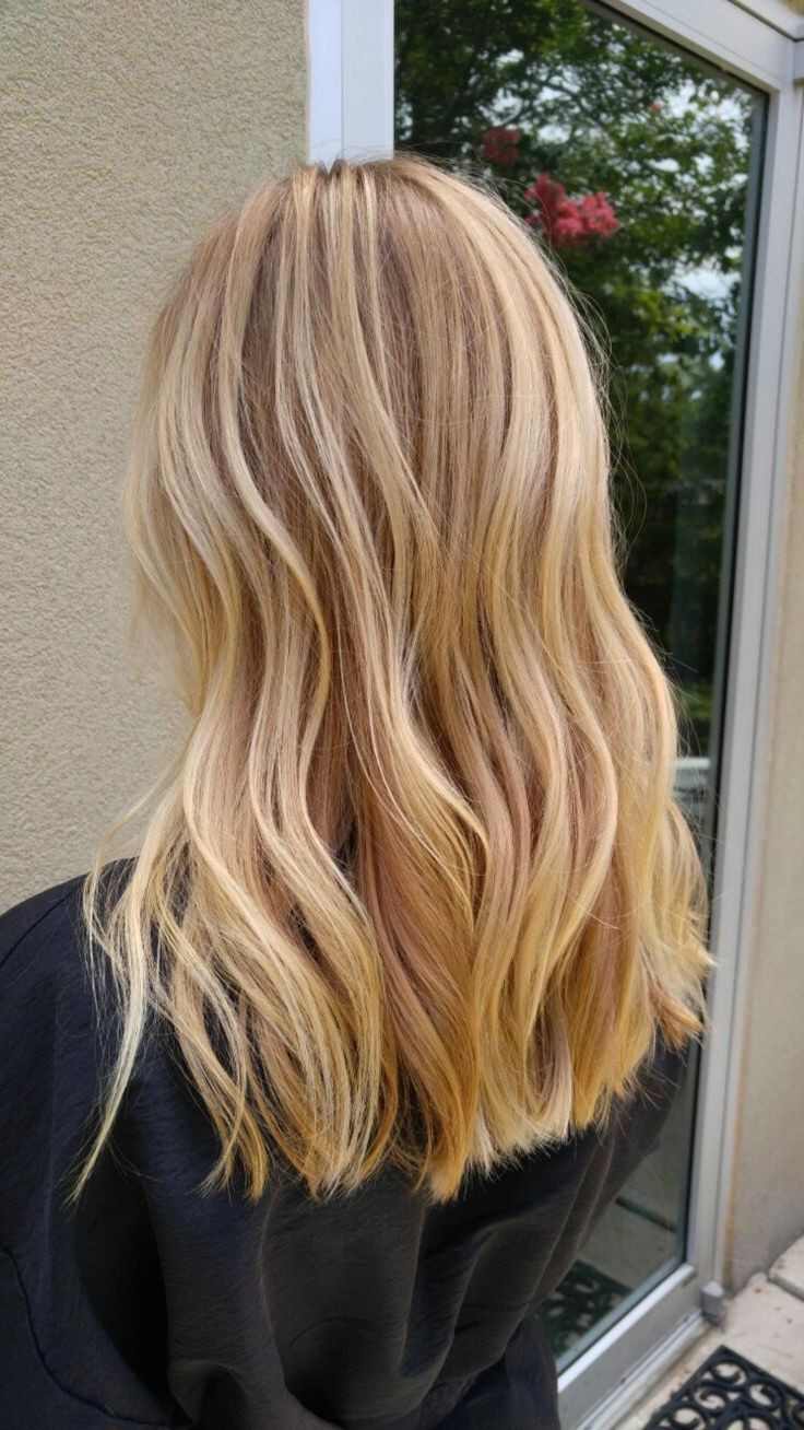 Cabelo loiro mel penteado tendências mulheres cor de cabelo loiro botão de ouro