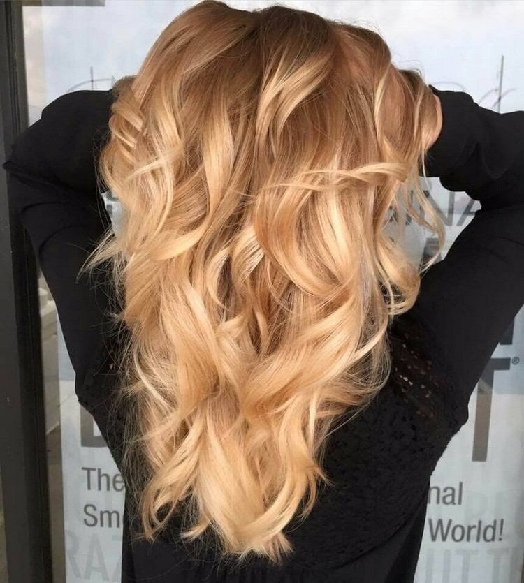 Cabelo loiro mel com mechas escuras Cor do cabelo loiro Buttercup