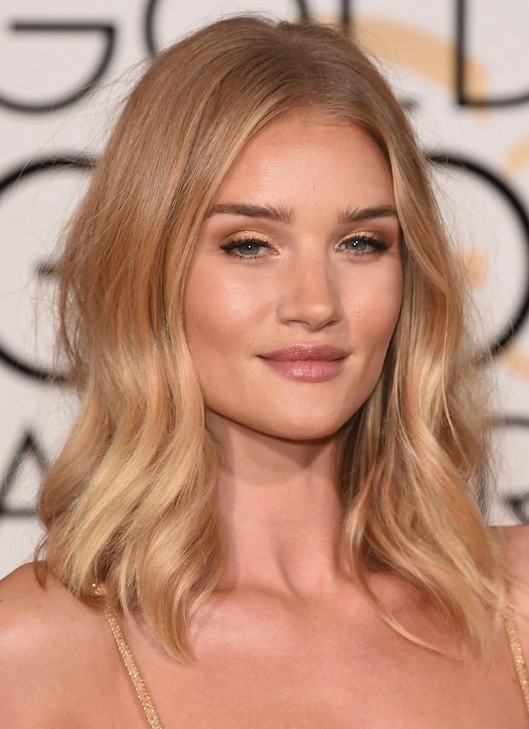 Cabelo loiro mel Buttercup Cor de cabelo loiro Tendências de penteado mulheres