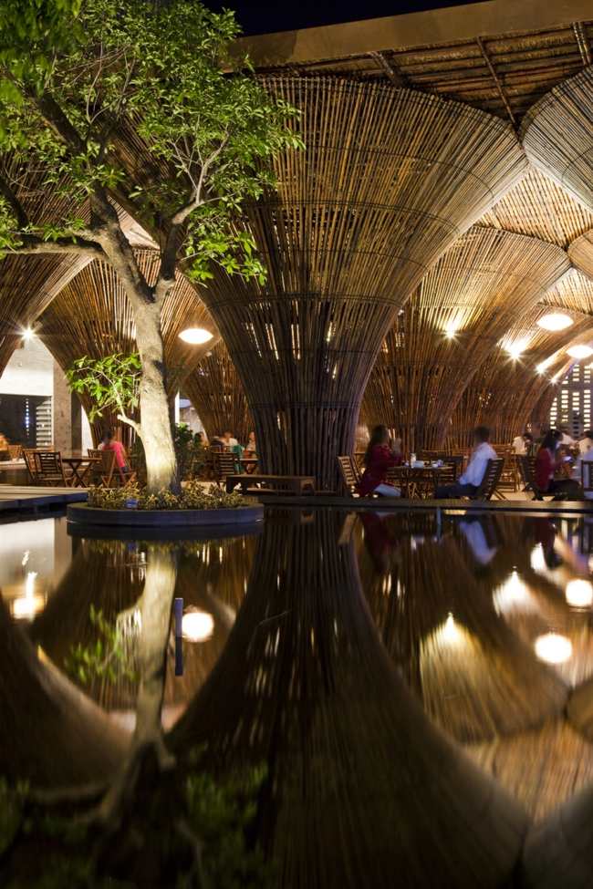Hotel de parede de bambu com iluminação no Vietnã
