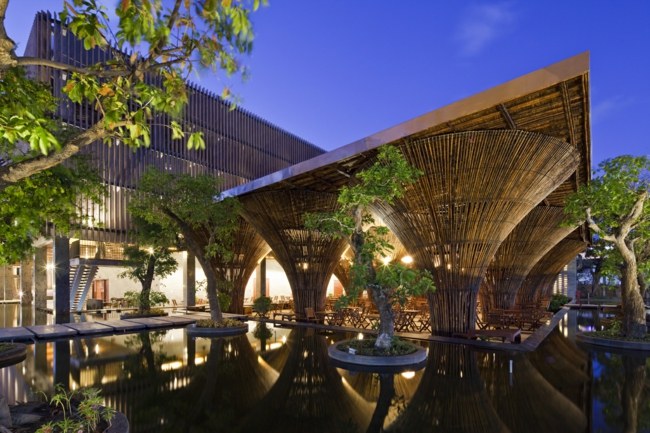 Telhado plano de construção de bambu à noite aberto do lado de fora