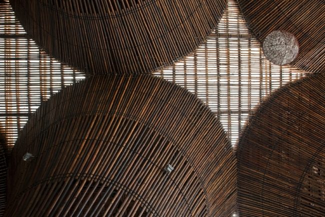 Telhado plano de pilares de bambu do Vietnã