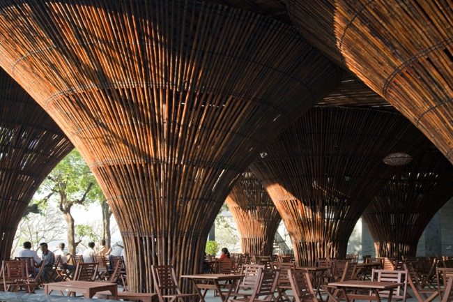 Hotel de luxo com design de madeira e bambu