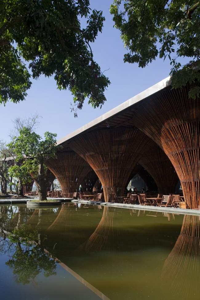 Lago de bambu com telhado plano
