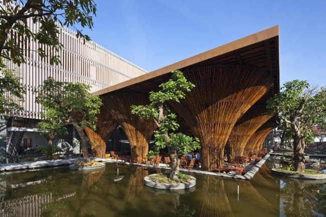 Decoração de café em forma triangular aberta de lagoa de bambu