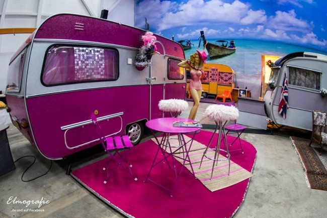 Drag-Queen living-dormitório-carro-decorado individualmente-Pink Bonn Hostel-Base Camp