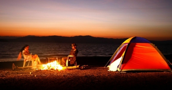 A secagem da barraca cria uma atmosfera romântica de acampamento na praia