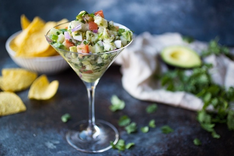 Receita de ceviche servindo aperitivo de vidro