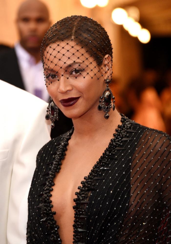 Beyoncé-Knowles-Met-Ball-2014-brincos lustre preto