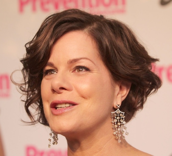 Marcia-Gay-candelabro-brincos-penteado curto