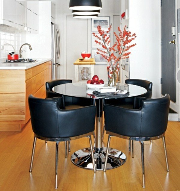 Cadeiras de couro para preparar cozinha equipada em pequeno apartamento
