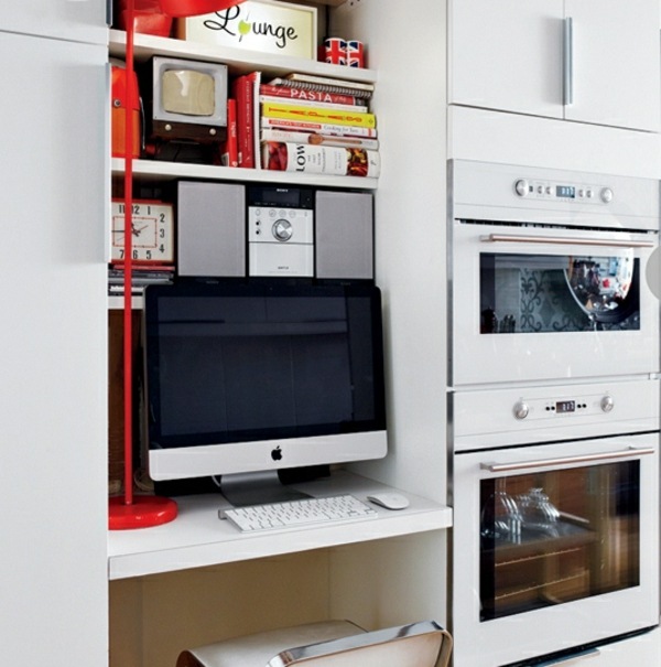 Eletrodomésticos embutidos na cozinha do computador configuram o local de trabalho