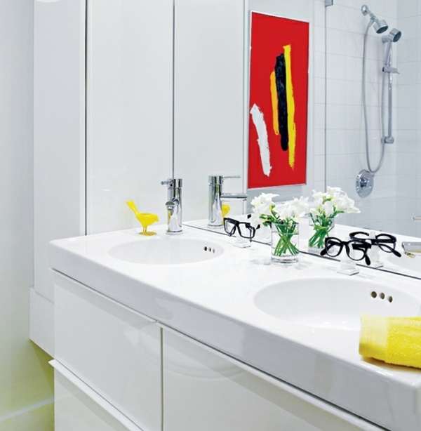 gabinete moderno com base na pia do banheiro na cor branca