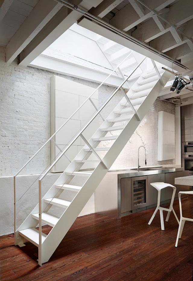 design de casa industrial chique estilo de mobília - escadas branco - parede de tijolos rústicos soho-cobertura