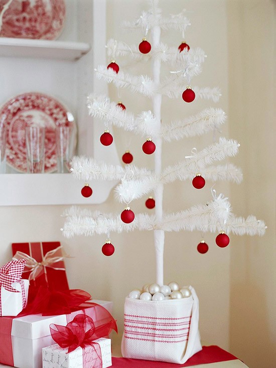 Christmas-tree-ornaments-red-white-artificial-tree