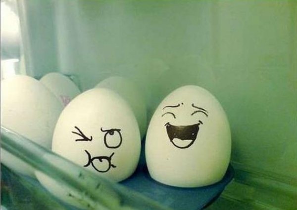 ovos de páscoa sorrindo com cara no rosto, desenhando uma ideia simples