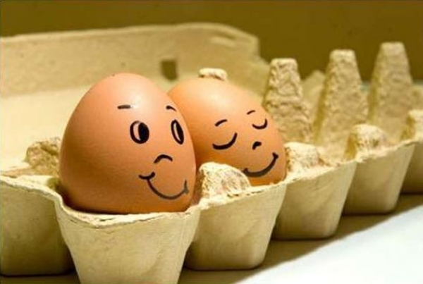 rostos engraçados de decoração de páscoa desenhando amantes de ovos