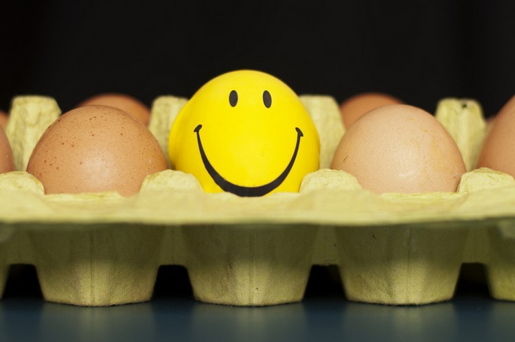 Ovos de Páscoa com rostos sorridentes de cor amarela