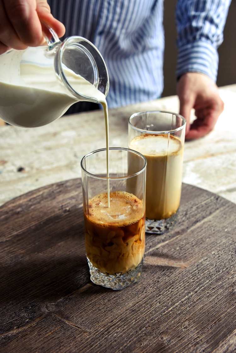 Receita de café Cold Brew com leite Faça seus próprios coquetéis de verão sem álcool