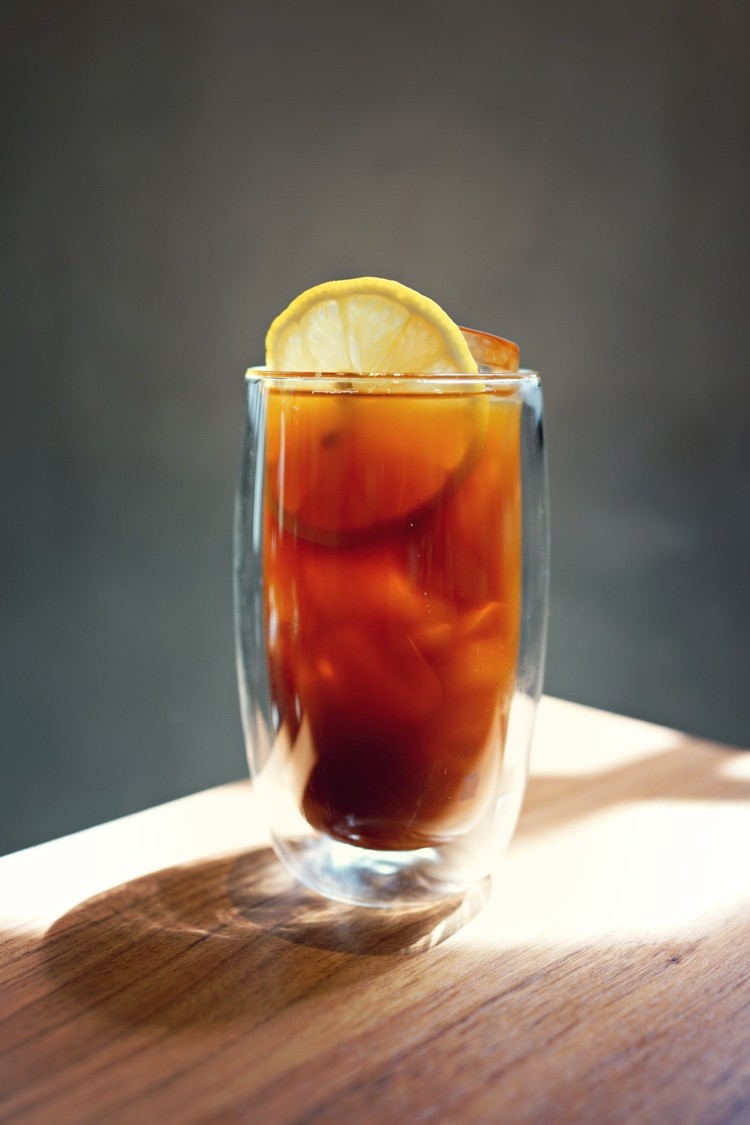 Receita de café Cold Brew e ideias para adicionar leite e limão a gosto