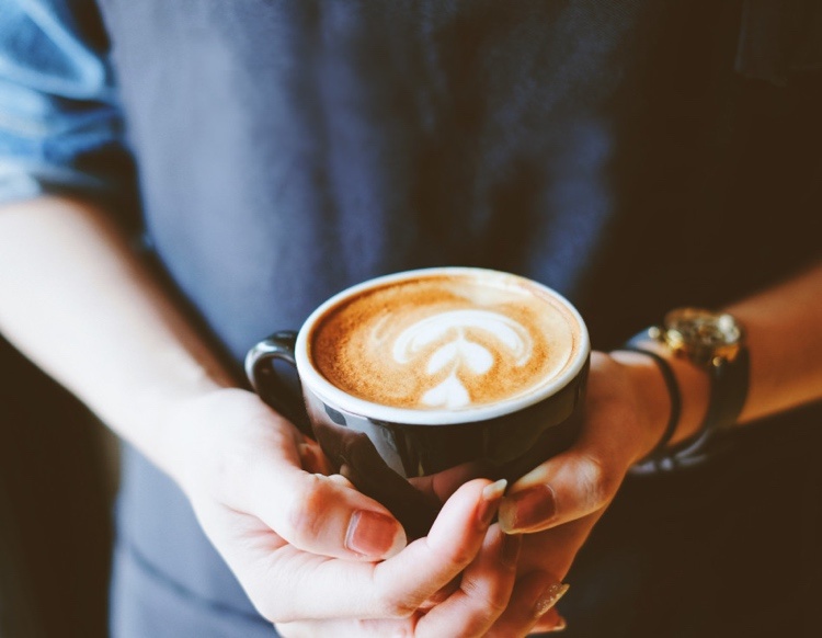 Faça seu próprio Coquetel de Café Cold Brew sem álcool e tempere com leite de coco e nozes de macadâmia