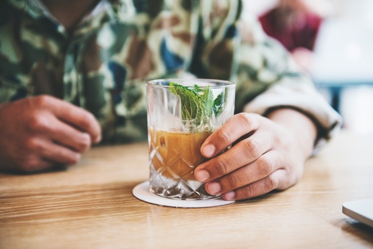 Café frio em receita de coquetel com álcool para o verão