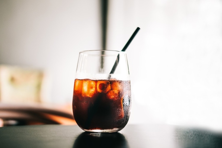 Cold Brew Coffee você mesmo faz a receita em uma jarra francesa