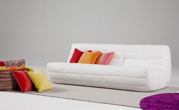 sofás estofados design oruga branco almofadas decorativas coloridas