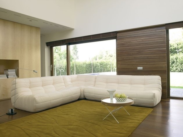 móveis estofados modernos sofá de canto branco tapete verde modular