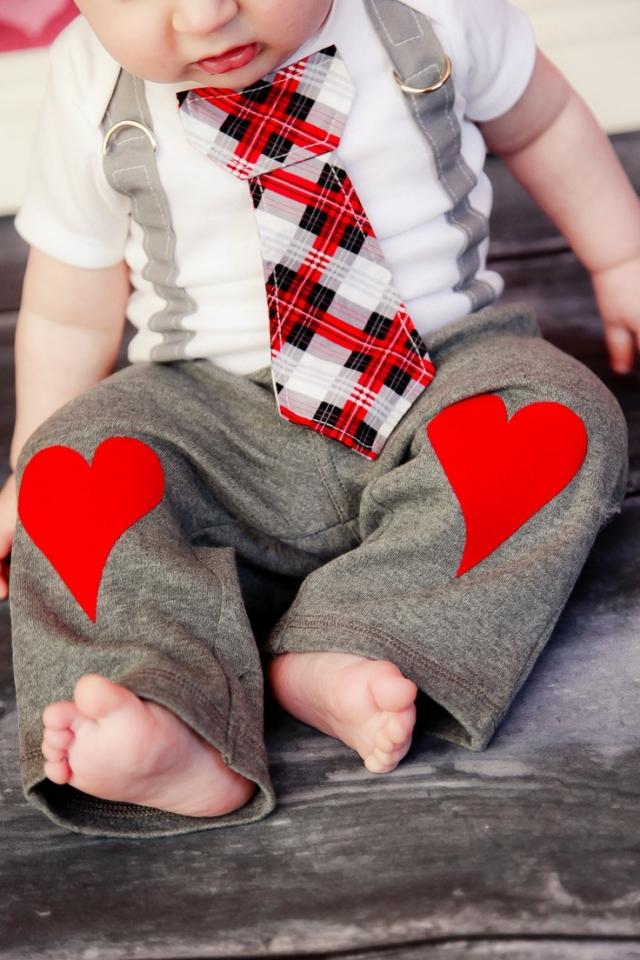 roupas para bebê menino-festivo-gravata-imitação-cinza-calças-joelhos-corações