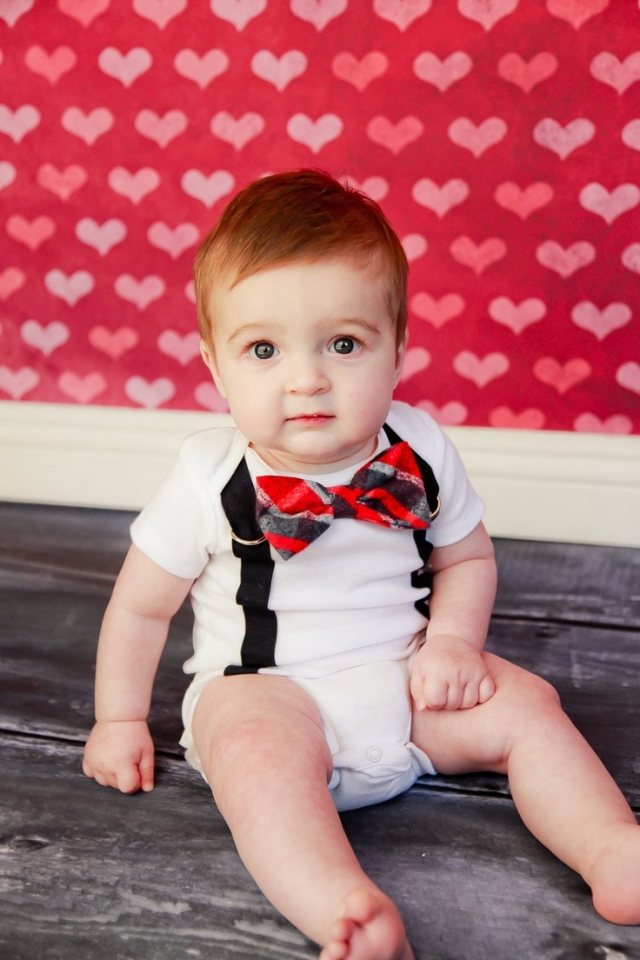 roupas para bebê-menino-festivo-branco-macacão-preto-suspensórios-imitação-gravata-borboleta vermelha