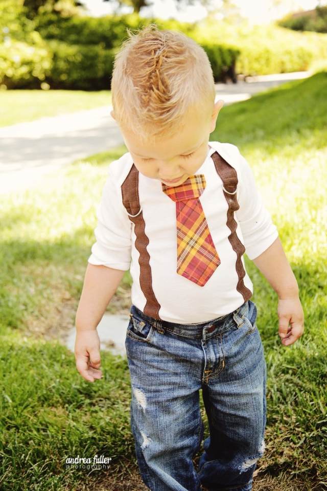 roupas-bebê-menino-jeans-macacão-laranja-gravata-marrom-suspensórios