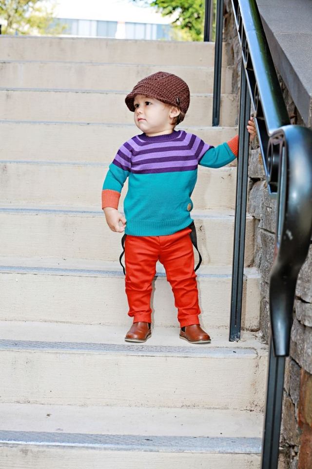roupas-bebê-menino-estiloso-suéter-laranja-calças-chapéu com capuz
