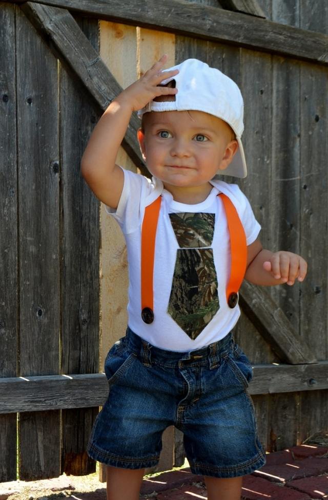 roupas-bebê-menino-macacão-personalizar-camuflagem-gravata-laranja-suspensórios