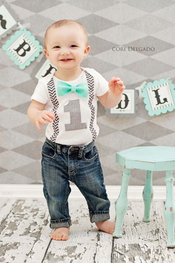 roupa-bebê-menino-primeiro-aniversário-jeans-romper-hortelã-gravata-borboleta